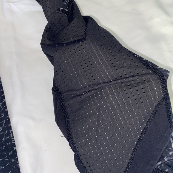 Lululemon Crops Size 4 HR with Mesh Details - Picture 6 of 8